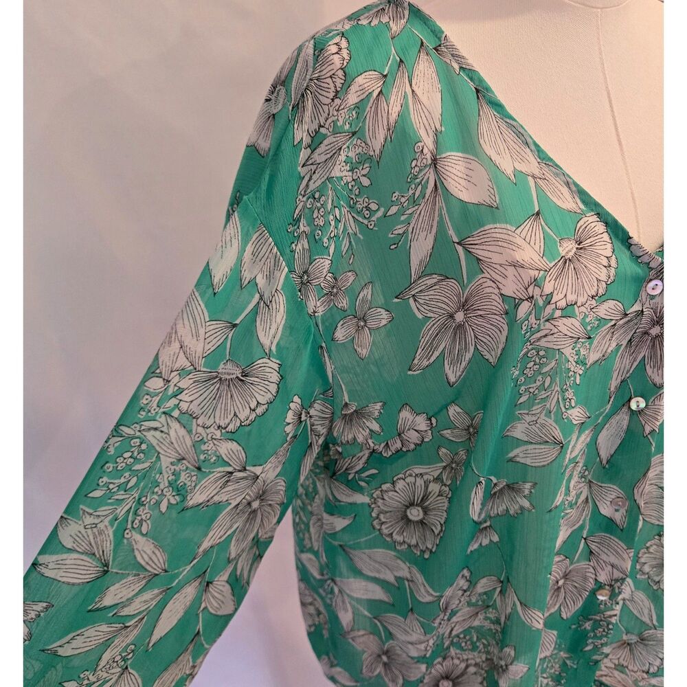 Mesh Floral Button Top - Picture 3 of 6